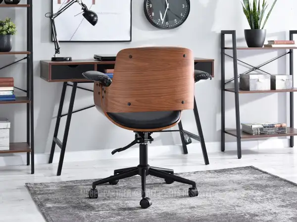 Drewniane krzesło biurowe w kolorze orzecha